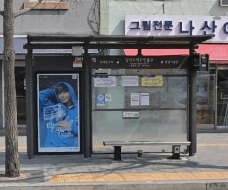 삼각지역11번출구 삼각지역11번출구 옥외광고 사진