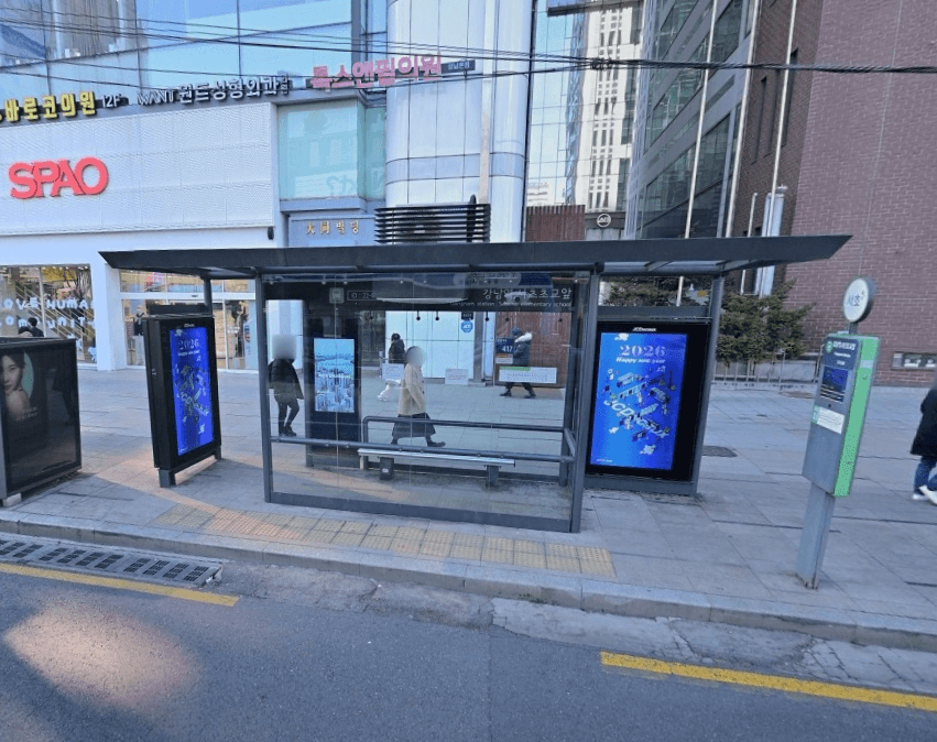 강남역. 서초초교앞 강남역. 서초초교앞 옥외광고 사진