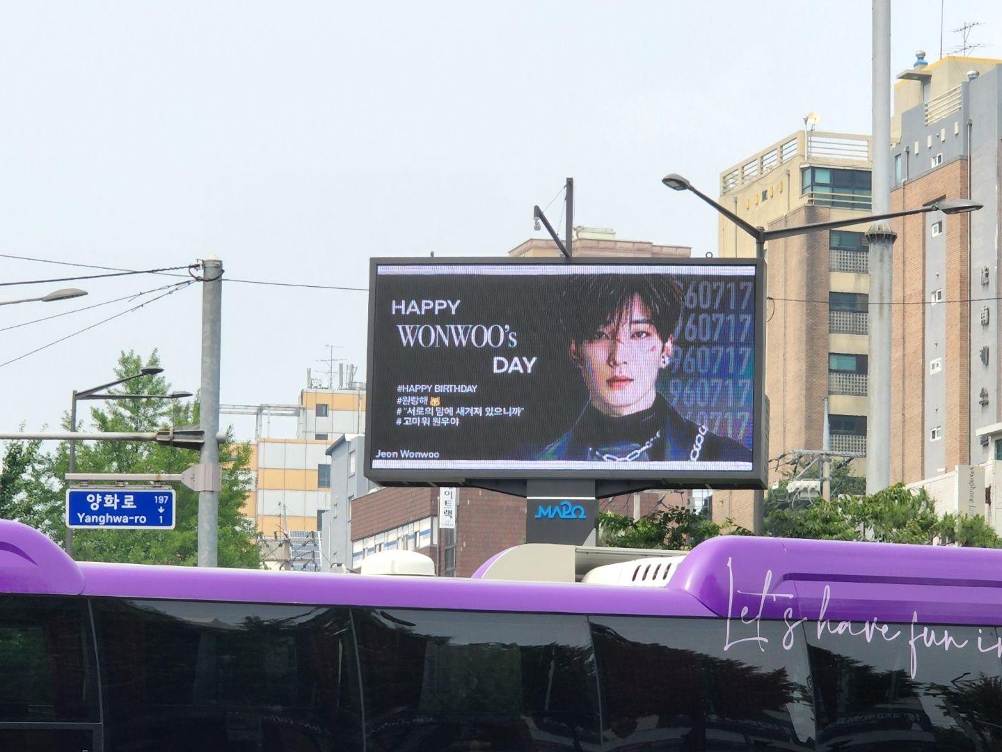 동교동 삼거리 전자게시대 동교동 삼거리 옥외광고 사진