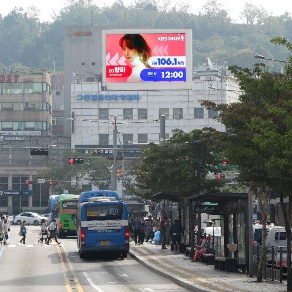 신촌역 퀸즈빌딩 전광판 신촌역 퀸즈빌딩 전광판 · 서울 마포구 신촌로 104 옥외광고 사진