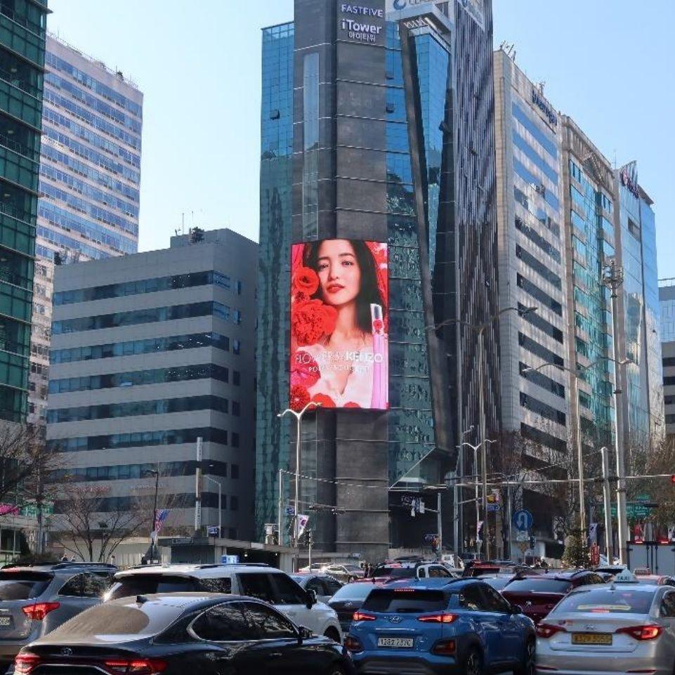 센터필드사거리 아이타워 전광판 센터필드사거리 아이타워 · 서울 강남구 테헤란로 242 옥외광고 사진